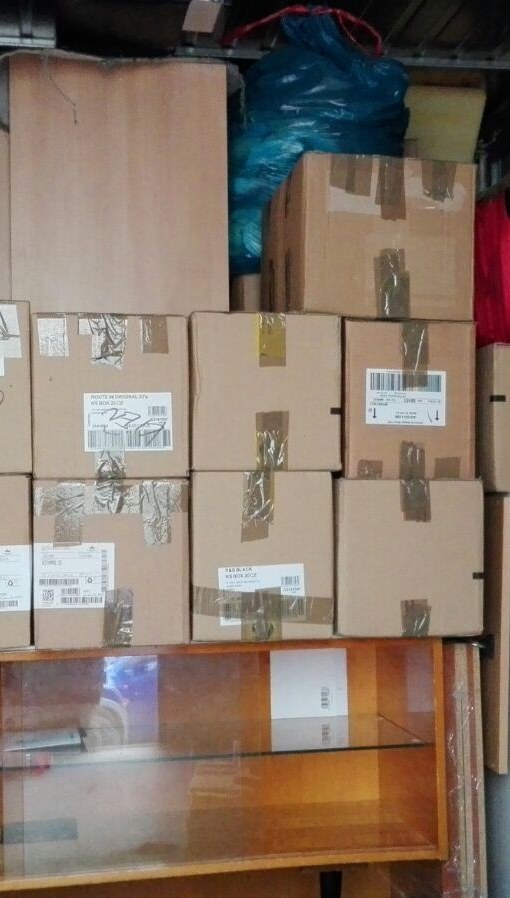 Naložený nákladní prostor – krabice, nábytek a lednice